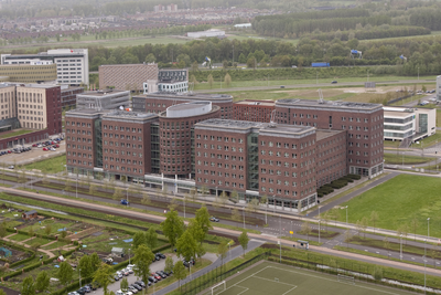 818237 Gezicht op een kantoorgebouw aan de Mercatorlaan en Orteliuslaan, op het bedrijventerrein Papendorp te Utrecht, ...